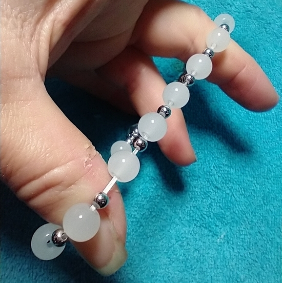 Silvertone white beads crystal butterfly aurora beads stretch bracelet - Picture 2 of 4